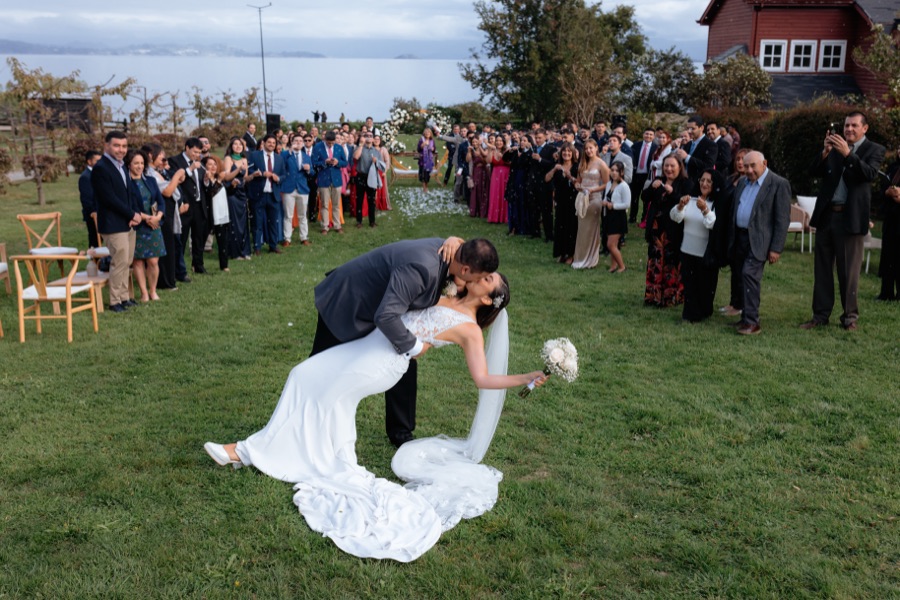 Novios besándose durante la ceremonia