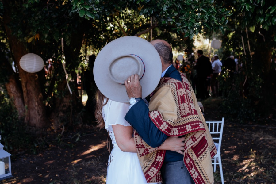 Padres de la novia abrazados