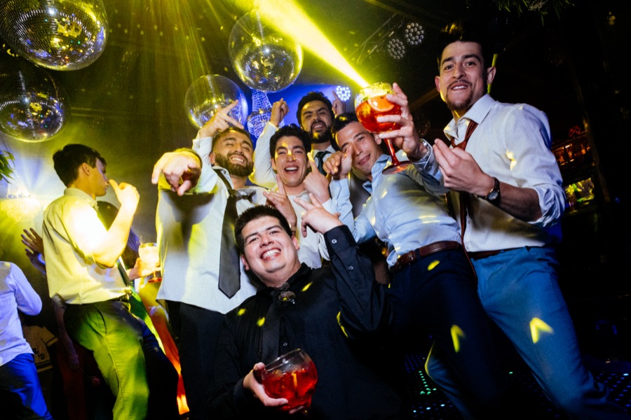 Amigos del novio celebrando en la fiesta