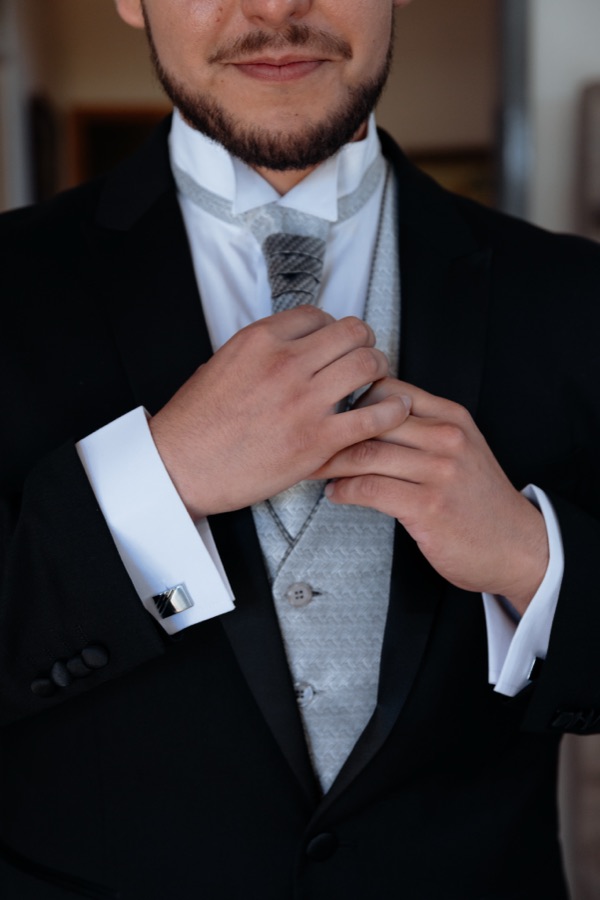 Novio ajustando su corbata