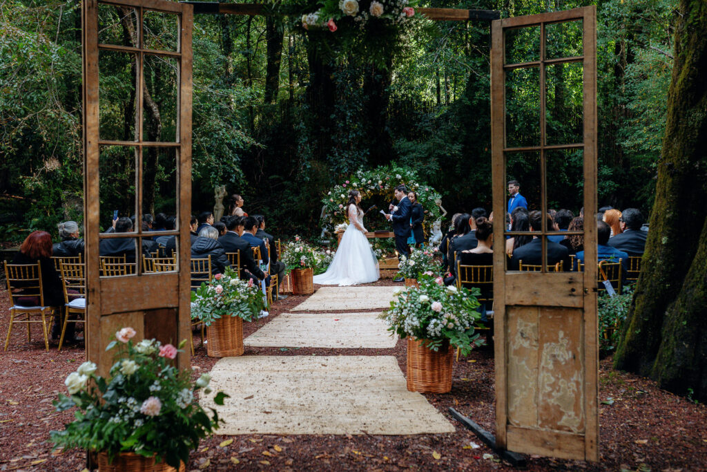 Fotografía de boda en bosque nativo en Huilo Huilo, ceremonia al aire libre, NGS Fotografía