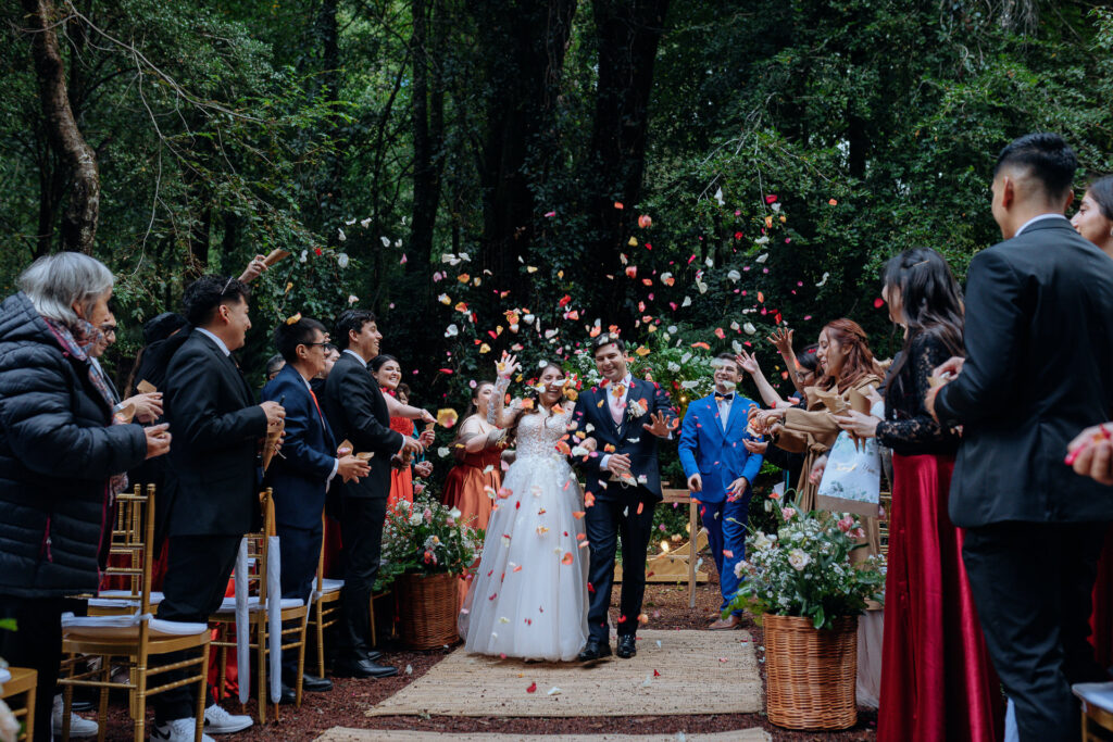 Fotografía de boda en bosque nativo en Huilo Huilo, ceremonia al aire libre, NGS Fotografía