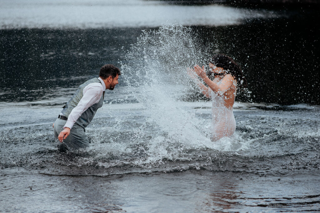Fotografía de boda en bosque nativo en Huilo Huilo, ceremonia al aire libre, NGS Fotografía